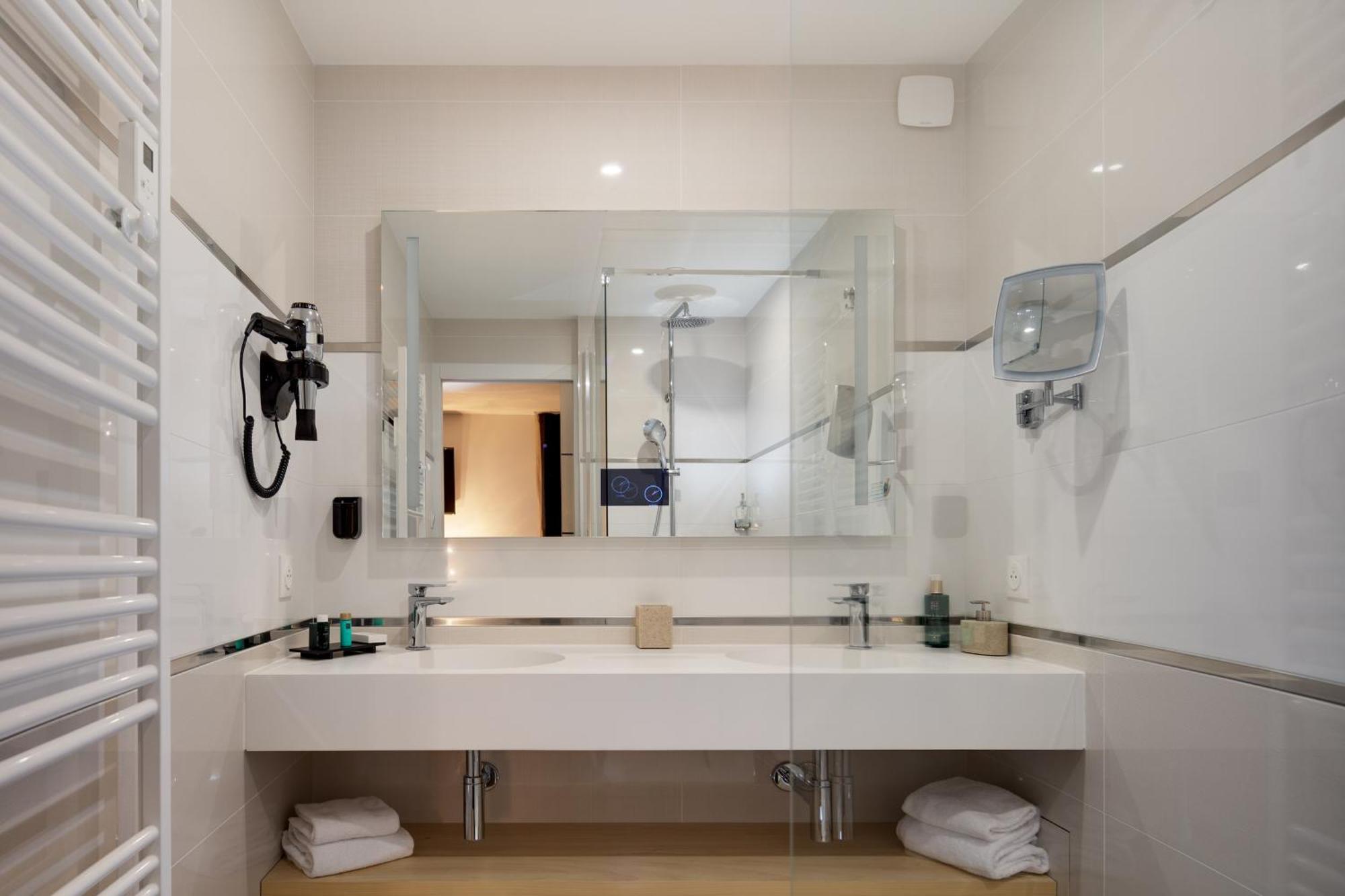 & Octel Hotel